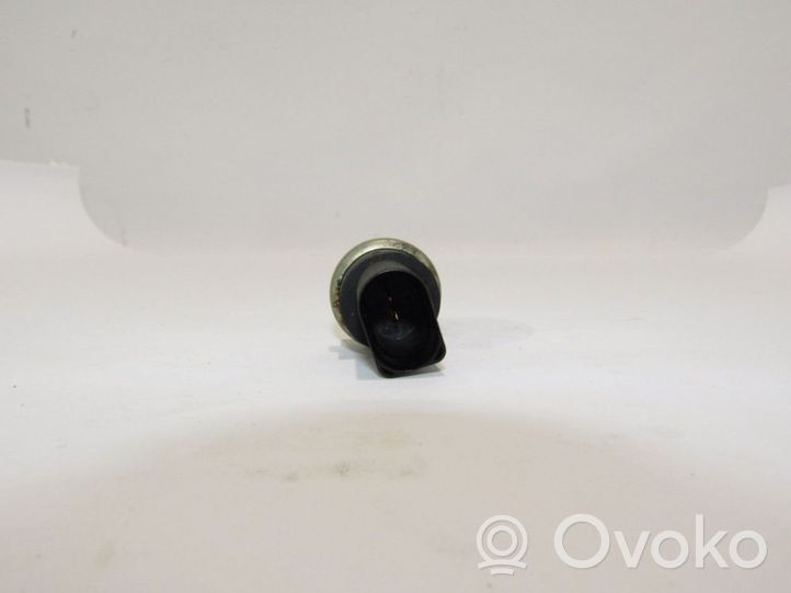 Volkswagen PASSAT B6 Oil pressure sensor 