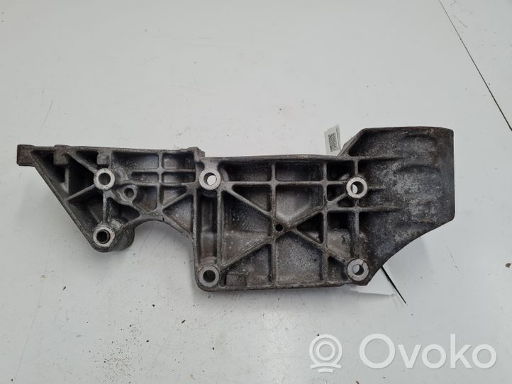 Volkswagen New Beetle Soporte del alternador 045903143C