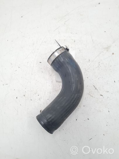 Volkswagen PASSAT B5 Tube d'admission de tuyau de refroidisseur intermédiaire 8D0145834