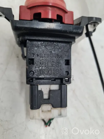 Nissan Almera Tino Botón interruptor de luz de peligro 06016