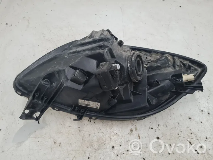 Toyota Yaris Lampa przednia 811500D120