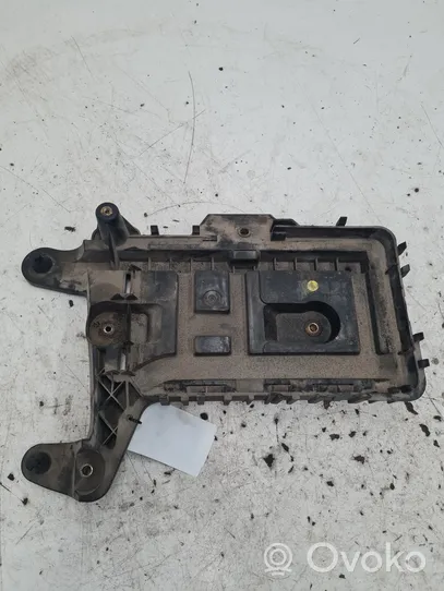 Volkswagen PASSAT B6 Vassoio batteria 1K0915333