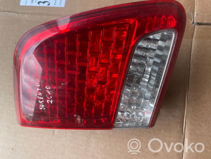 KIA Sorento Lampy tylnej klapy bagażnika 924052P02