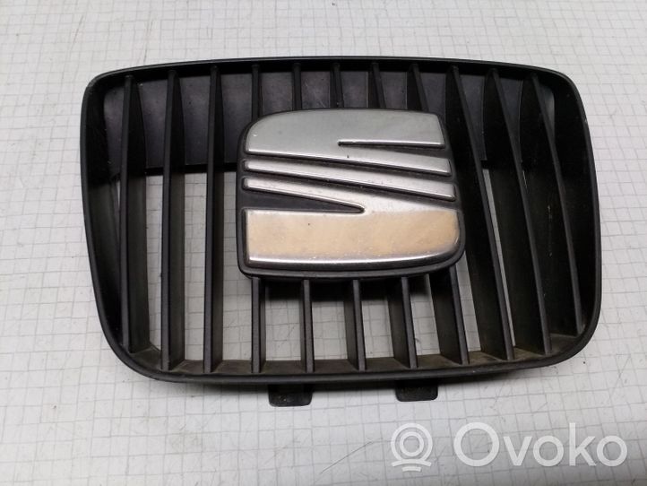 Seat Cordoba (6K) Maskownica / Grill / Atrapa górna chłodnicy 6K0853654D