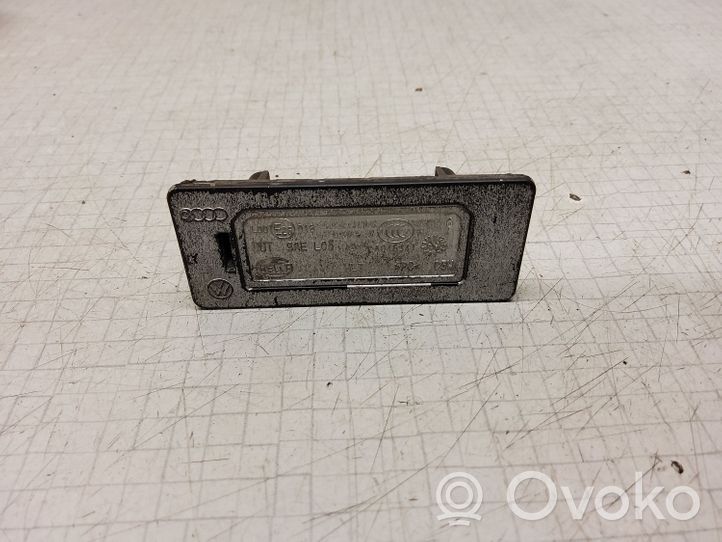 Volkswagen PASSAT B6 Lampa oświetlenia tylnej tablicy rejestracyjnej 810943021