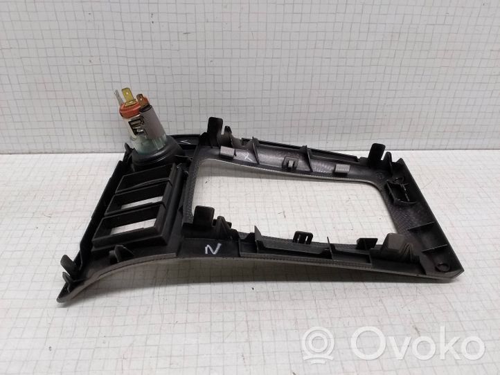 Toyota Corolla E120 E130 Panel gniazda zapalniczki przedniej tunelu środkowego 8185N0SWFCH