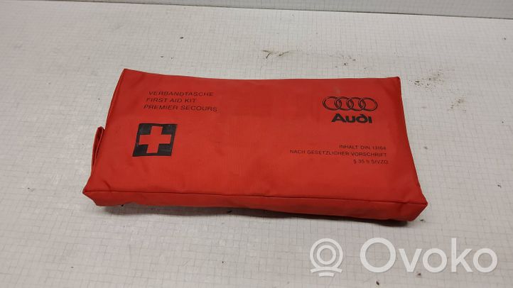 Audi A4 S4 B6 8E 8H Vaistinėlė 4B0860281