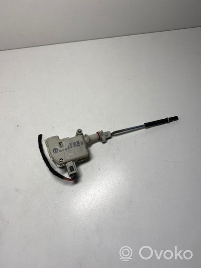 Volkswagen PASSAT B5.5 Serratura del tappo del serbatoio del carburante 3B0810773B