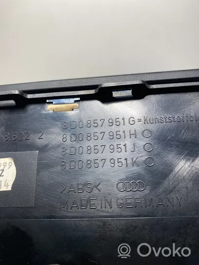 Audi A4 S4 B5 8D Peleninė panelėje 8D0857951G