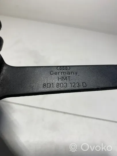 Audi A4 S4 B5 8D Staffa di montaggio della batteria 8D1803123D