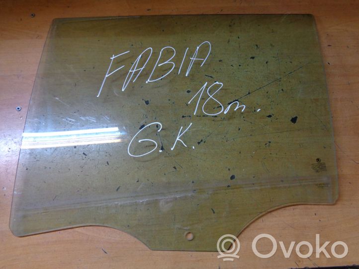 Skoda Fabia Mk3 (NJ) Pagrindinis galinių durų stiklas 6V9845205A
