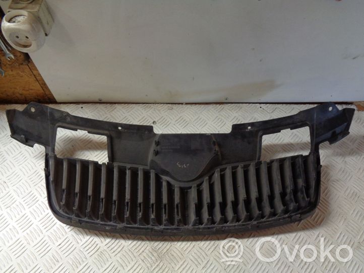 Skoda Fabia Mk2 (5J) Grille calandre supérieure de pare-chocs avant 5J0853668