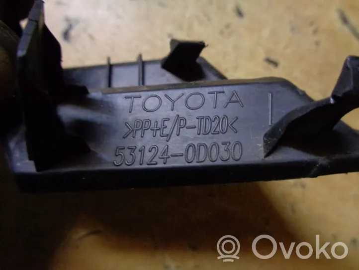 Toyota Yaris Etupuskurin ylempi jäähdytinsäleikkö 531240D030