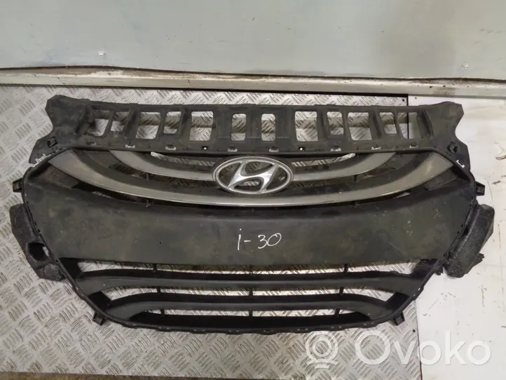 Hyundai i30 Grille calandre supérieure de pare-chocs avant 