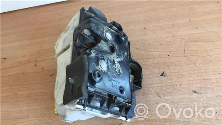 Volkswagen Polo III 6N 6N2 6NF Takaoven lukitusmoottori 1HM862154A