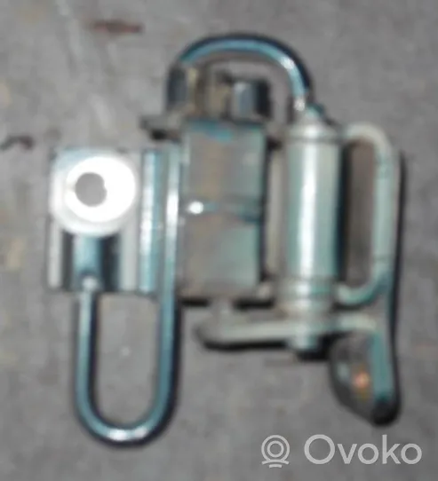 Volkswagen Polo IV 9N3 Front door lower hinge 