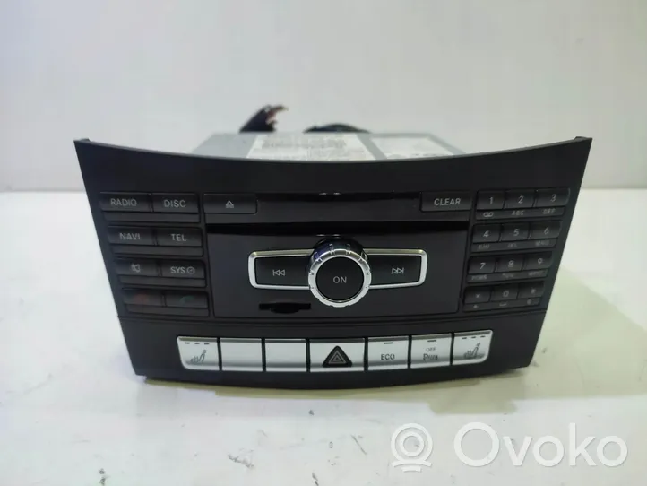 Mercedes-Benz E W212 Radio/CD/DVD/GPS-pääyksikkö A2129005327