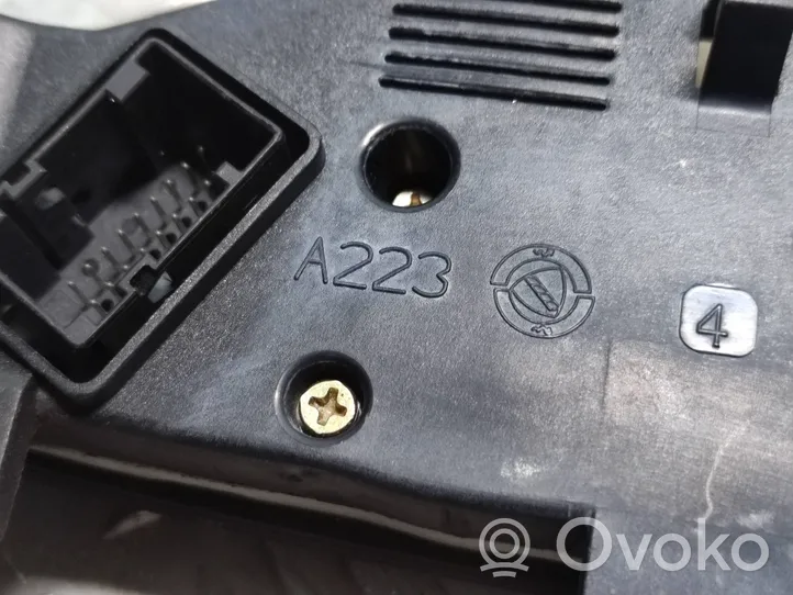 Fiat Punto (199) Przycisk świateł awaryjnych A223