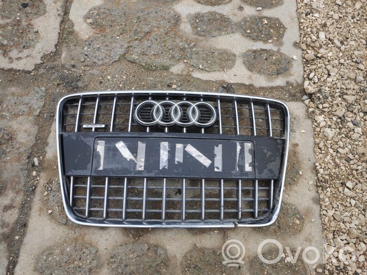 Audi Q7 4L Etupuskurin ylempi jäähdytinsäleikkö 