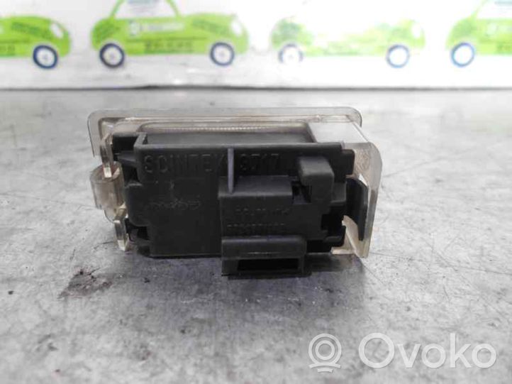 Renault Vel Satis Lampa oświetlenia tylnej tablicy rejestracyjnej 7700771935