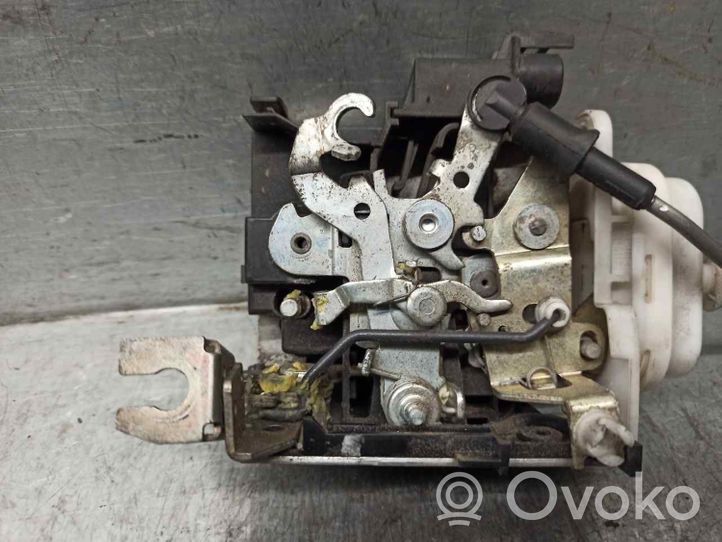 Audi A4 S4 B5 8D Etuoven lukko 8D1837016F