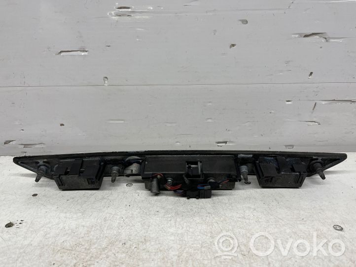 Audi A4 S4 B7 8E 8H Takaluukun rekisterikilven valon palkki 8E0827