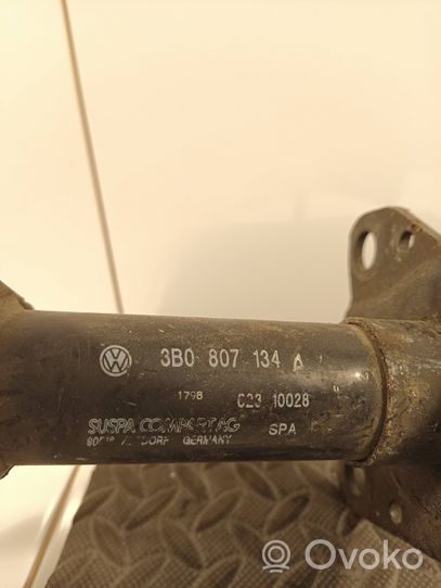 Volkswagen PASSAT B5 Odbój / Amortyzator zderzaka przedniego 3B0807134A