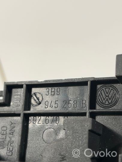 Volkswagen PASSAT B5.5 Galinio žibinto detalė 3B9945258B