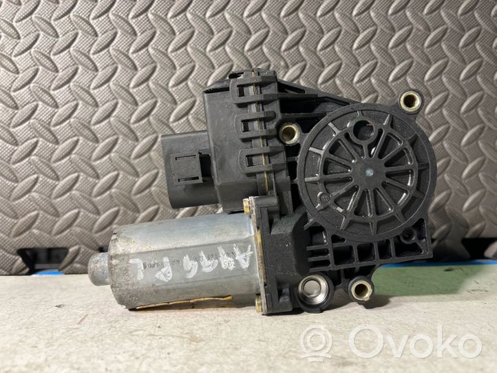 Audi A4 S4 B5 8D Moteur de lève-vitre de porte avant 0130821786