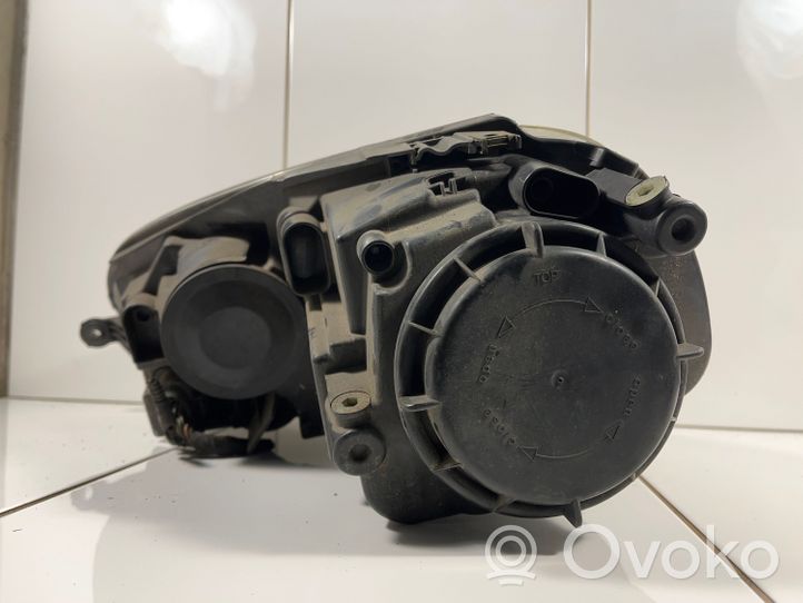 Volkswagen Golf V Lampa przednia 1K6941006Q