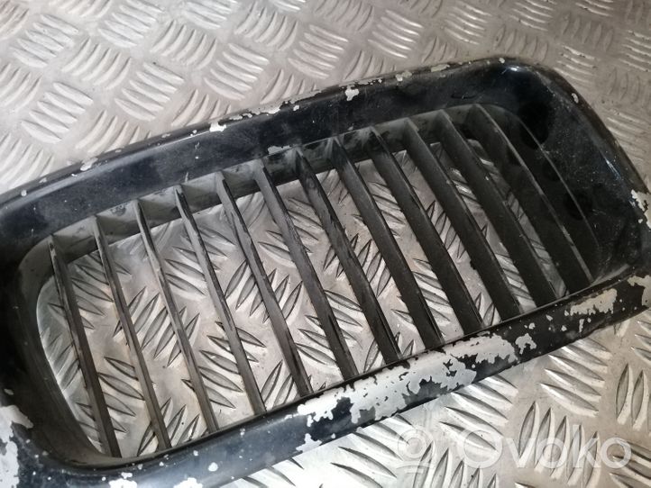 BMW 7 E38 Grille de calandre avant 8125816