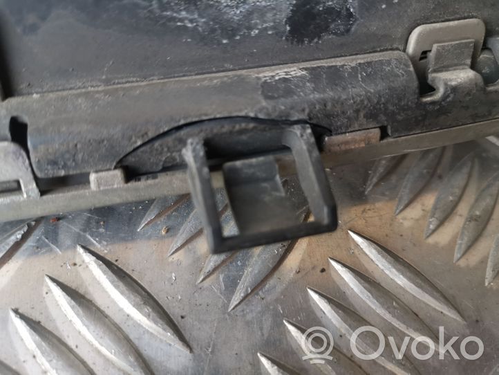 Opel Zafira B Maskownica / Grill / Atrapa górna chłodnicy 13136136