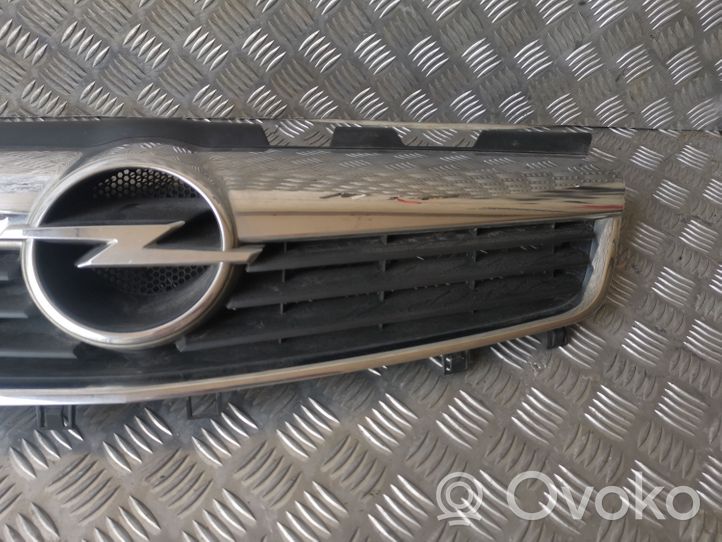 Opel Zafira B Maskownica / Grill / Atrapa górna chłodnicy 13136136