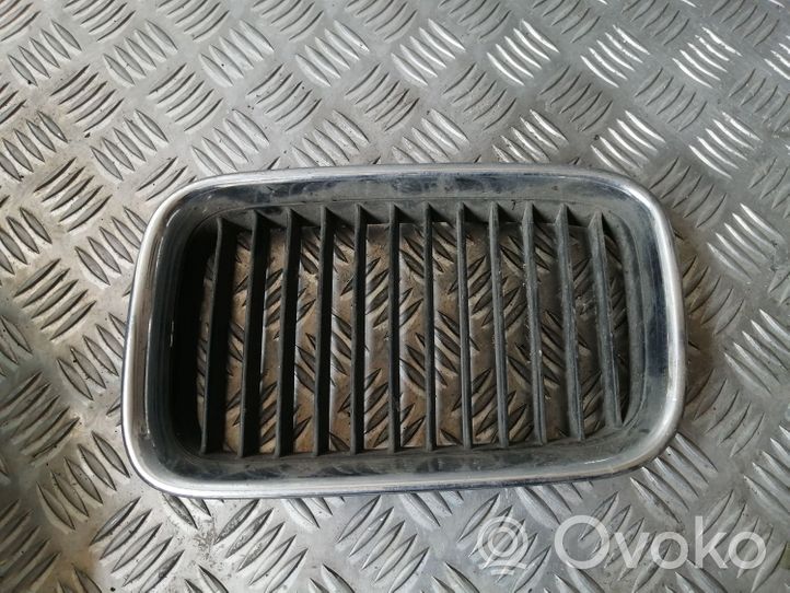 BMW 3 E36 Grille de calandre avant 8122237