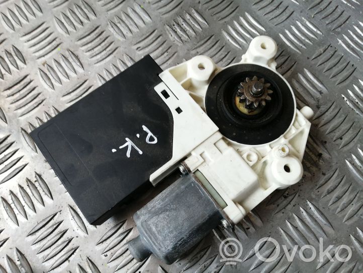 Ford Focus Moteur de lève-vitre de porte avant 0130822215