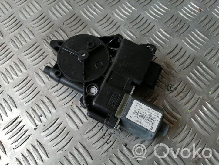 Citroen C5 Rear door window regulator motor 0130822751