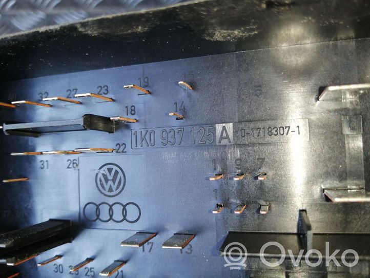 Volkswagen Golf V Ramka / Moduł bezpieczników 1K0937125A