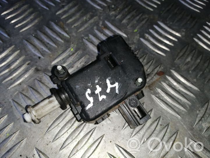 Volkswagen Touareg I Takaluukun lukon salvan moottori 7L6827238