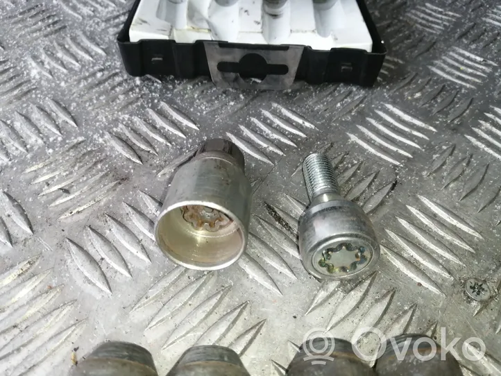 Opel Frontera B Anti-theft wheel nuts and lock 