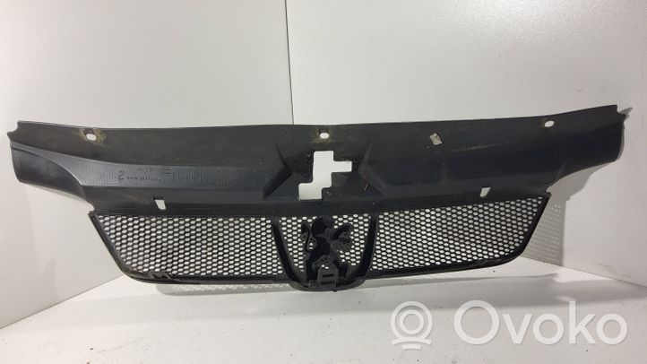 Peugeot 406 Grille calandre supérieure de pare-chocs avant 9631250277