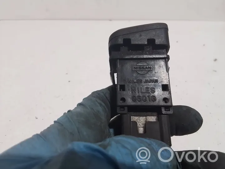 Nissan Primera Botón interruptor de luz de peligro 06016