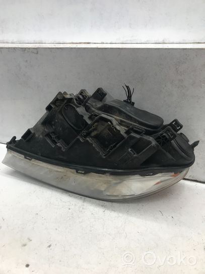 Volvo V70 Lampa przednia 31214354