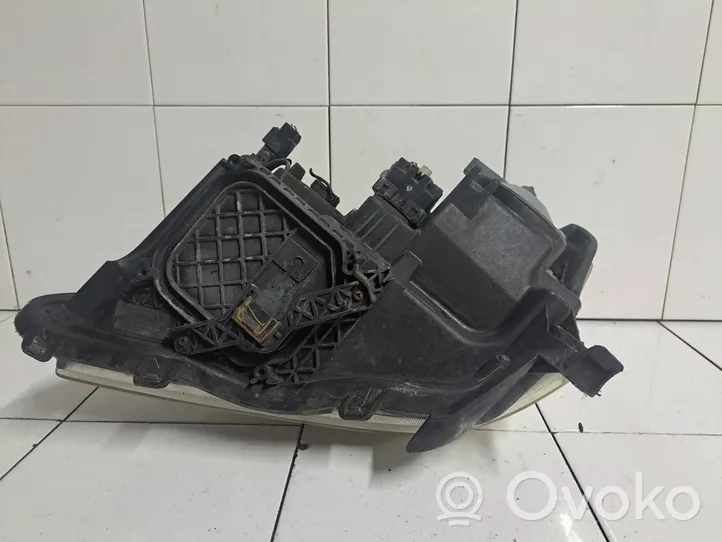 Toyota Avensis T250 Phare frontale 35106