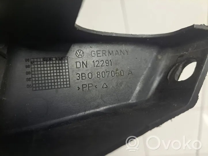 Volkswagen PASSAT B5 Etupuskurin kannake 3B0807050A