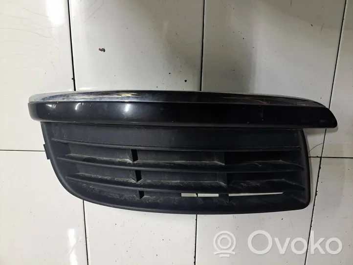 Volkswagen Jetta V Etupuskurin alempi jäähdytinsäleikkö 1K0853666J