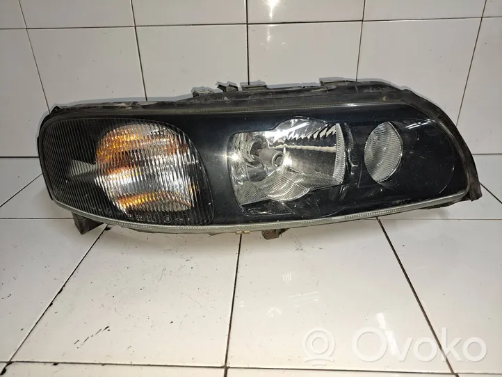 Volvo V70 Lampa przednia 89008794