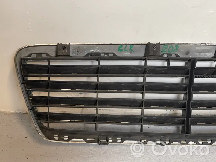 Mercedes-Benz CLK A208 C208 Grille calandre supérieure de pare-chocs avant 771500002