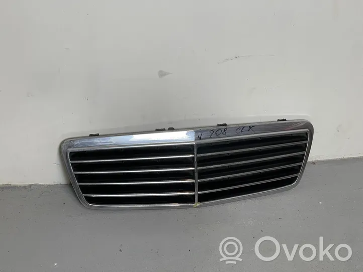 Mercedes-Benz CLK A208 C208 Grille calandre supérieure de pare-chocs avant 771500002