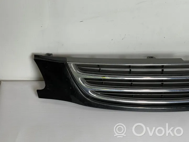 Toyota Avensis T220 Etupuskurin ylempi jäähdytinsäleikkö 5311105030