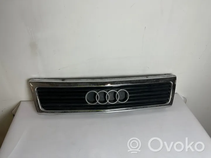 Audi 100 S4 C4 Grotelės viršutinės AD07002